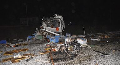 ARI YÜKLÜ KAMYONLA OTOMOBİL ÇARPIŞTI: 4 ÖLÜ, 3 YARALI