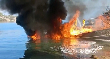 MARMARİS'TE YANAN TEKNE KÜLE DÖNDÜ