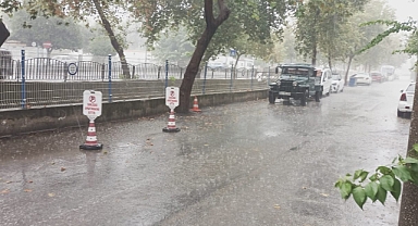 MİLAS'TA SAĞANAK YAĞMUR ETKİLİ OLDU 