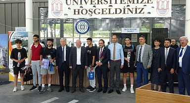 MUĞLA'YI SEÇEN ÖĞRENCİLER ÇİÇEKLERLE KARŞILANDI