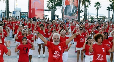 TURGUTREİS’TE BİN KİŞİ AYNI ANDA ZEYBEK OYNADI