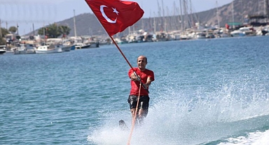 TÜRK BAYRAĞIYLA SU KAYAĞI YAPTI