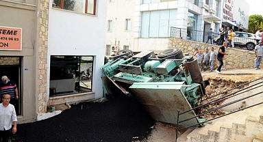ASFALT DÖKÜM KAMYONU DÜKKANLARIN İÇİNE DEVRİLDİ