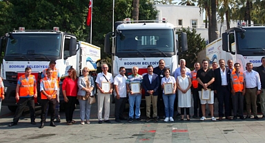 BELEDİYE ARAÇ BAĞIŞLAYANLARA PLAKET VEREREK TEŞEKKÜR ETTİ