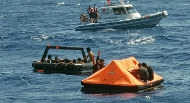 BODRUM AÇIKLARINDA BOT BATTI 49 GÖÇMEN KURTARILDI