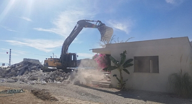 ÇÖKERTME’DEKİ KAÇAK YAPILARIN YIKIMI BAŞLADI