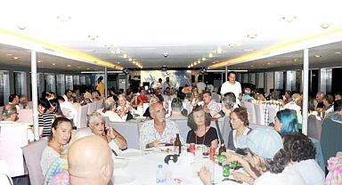 DENİZ ORTASINDA MÜZAYEDE DÜZENLEDİLER