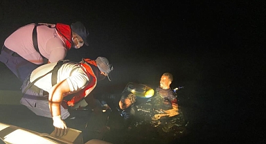 DÜZENSİZ GÖÇMENLER YÜZEREK ADAYA GEÇMEYE ÇALIŞTILAR