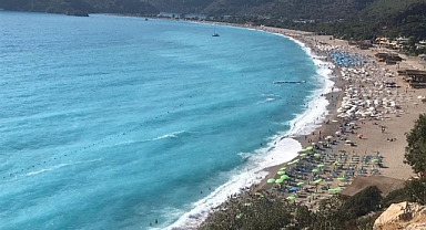 FETHİYE’DE DENİZİN RENGİ TURKUAZA DÖNDÜ