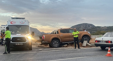 İKİ KAMYONET ÇARPIŞTI: 3 YARALI