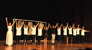 KADINA YÖNELİK ŞİDDET SAHNEDE ANLATILDI