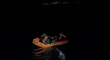 LASTİK BOTTAKİ 3 DÜZENSİZ GÖÇMEN KURTARILDI