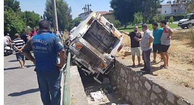 MARMARİS’TE ÇÖP KAMYONU KAZA YAPTI 3 YARALI