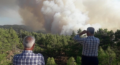 MUĞLA-DENİZLİ SINIRINDAKİ ORMAN YANGINI DEVAM EDİYOR