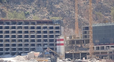 MÜHÜRLENEN OTEL İNŞAATI SÜRÜYOR