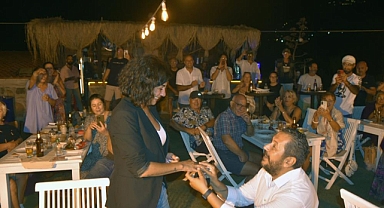 MÜZAYEDEDE SÜRPRİZ EVLİLİK TEKLİFİ