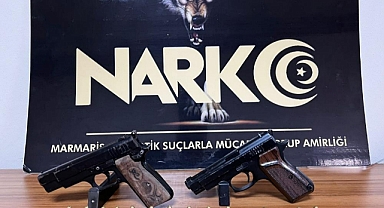 OTOMOBİLİN GİZLİ BÖLMESİNDEN RUHSATSIZ TABANCA ÇIKTI