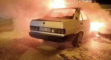 SEYİR HALİNDEKİ OTOMOBİL KÜLE DÖNDÜ