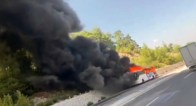 SEYİR HALİNDEKİ YOLCU OTOBÜSÜ ALEV ALEV YANDI