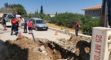 SU ARIZASINI GİDERİRKEN GÖÇÜK ALTINDA KALDILAR