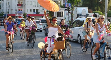 'SÜSLÜ KADINLAR BİSİKLET TURU' RENKLİ GÖRÜNTÜLERE SAHNE OLDU
