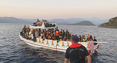 YUNANLILAR BALIKÇI TEKNESİNDE 65 GÖÇMENİ GERİ İTTİ