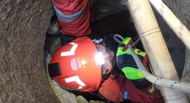 10 METRELİK KUYUYA DÜŞEN YAVRU KEDİYİ İTFAİYE KURTARDI