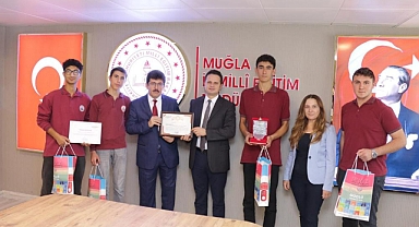 BAŞARILI ÖĞRENCİLER İL MİLLİ EĞİTİM MÜDÜRÜ ÇAY İLE GÖRÜŞTÜ