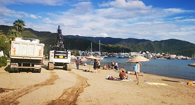 BİR YANDA DENİZ KEYFİ, BİR YANDA İŞ MAKİNESİ