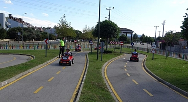 ÇOCUKLAR PARKTA HEM EĞLENDİ HEM TRAFİK EĞİTİMİ ALDI