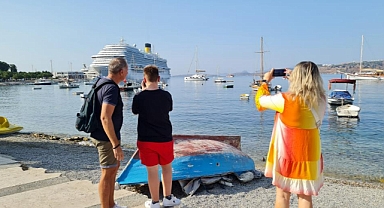 DEV GEMİYİ GÖREN TELEFONA SARILDI