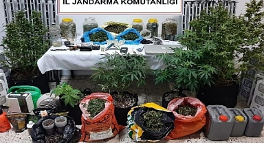 EVİNİ UYUŞTURUCU İMALATHANESİNE ÇEVİRMİŞ