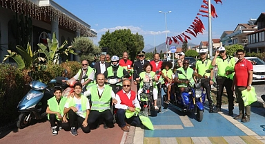 FETHİYE’DE MOTOSİKLET SÜRÜCÜLERİNE “REFLEKTİF YELEK” DAĞITILDI