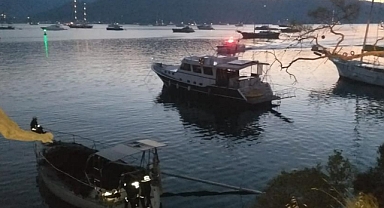 GÖCEK'TE KOYDA BAĞLI TEKNE CAYIR CAYIR YANDI