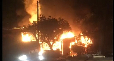 İKİ İŞYERİ CAYIR CAYIR YANDI