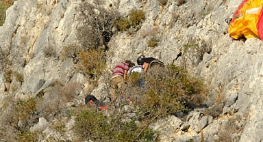 JANDARMA EKİPLERİ KAYALIKLARDA MAHSUR KALAN PARAŞÜTÇÜLERİ BÖYLE KURTARDI