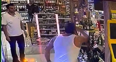 KARDEŞİNİN MARKETİNE BALTAYLA SALDIRDI