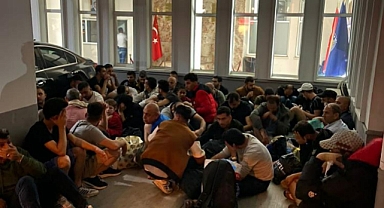 MARMARİS’TE BİR OTELDE 66 DÜZENSİZ GÖÇMEN YAKALANDI