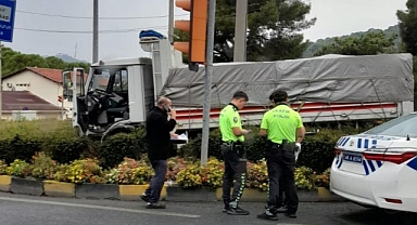 MARMARİS’TE FRENİ PATLAYAN KAMYON KAVŞAĞA ÇIKTI