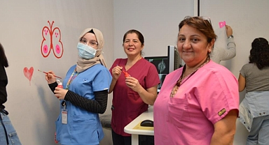 MEME KANSERİ FARKINDALIK AYINDA MAMOGRAFİ ODASININ DUVARLARI BOYANDI