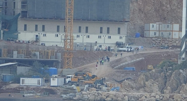 MÜHÜRLENEN OTEL İNŞAATINDA HAREKETLİLİK MERAK UYANDIRDI