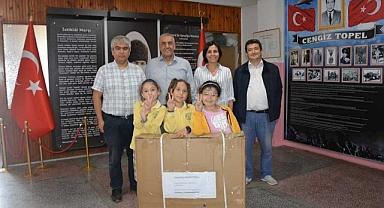 ÖĞRENCİLER KAZANDIKLARI SANDALYEYİ KAHRAMANMARAŞ’A GÖNDERDİ