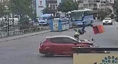OTOMOBİLİN ÇARPTIĞI MOTOSİKLET SÜRÜCÜSÜ HAVADA TAKLA ATTI