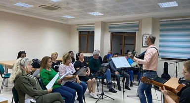 “ŞARKILAR BİZİ SÖYLER, BİZ DE ŞARKI SÖYLERİZ” 