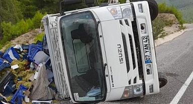 SEYDİKEMER’DE ÜZÜM YÜKLÜ KAMYONET DEVRİLDİ: 1 YARALI