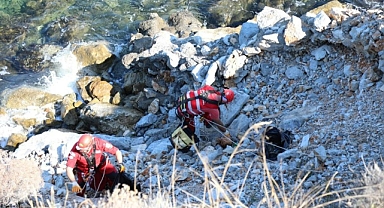 TERASTAN İPLE İNİP ÇÖP TOPLADILAR