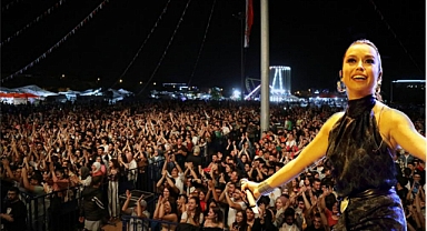 TUĞBA YURT MENTEŞE’DE HAYRANLARINI COŞTURDU