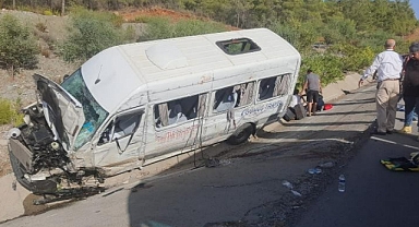 TUR OTOBÜSÜ KAZA YAPTI: 1’İ AĞIR 10 YARALI