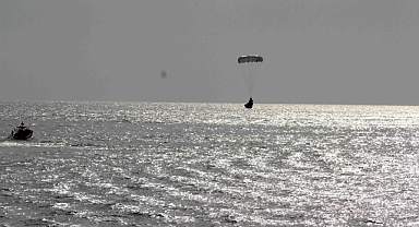 YEDEK PARAŞÜTÜ İLE DENİZE İNDİ