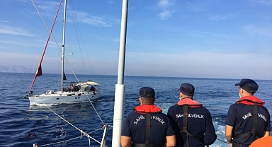 YELKENLİ TEKNE İÇİNDEKİ 53 DÜZENSİZ GÖÇMEN KURTARILDI